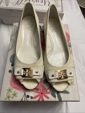 Tory Burch Cream Leather Peep-Toe Pumps with Gold Logo Hardware size 8